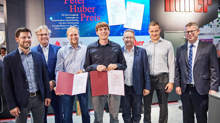 From left to right: Professor Dr Matthias Stripf, Professor Dr Michael Arnemann (both University of Karlsruhe), Joseph Michel and Florian Theobald (awardees), Daniel Huber, Dr Jakob Schaaf (from Peter Huber Kältemaschinenbau AG) and Professor Dr Jens Denecke (University of Karlsruhe.